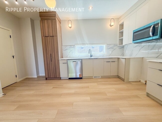 9303-9123 123 Ave NW in Edmonton, AB - Building Photo - Building Photo