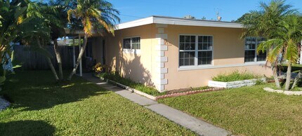 571 Trade Winds Dr in Dunedin, FL - Building Photo - Building Photo