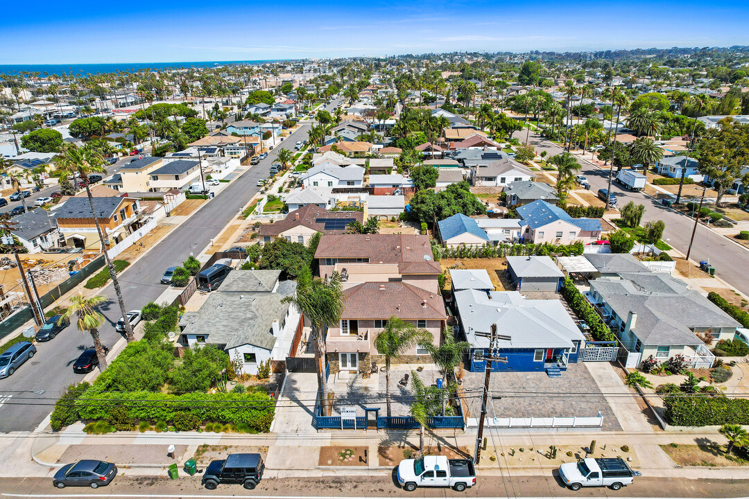 706 Vista Way in Oceanside, CA - Building Photo