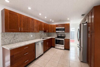 1220 SW 78th Ave in Miami, FL - Building Photo - Building Photo