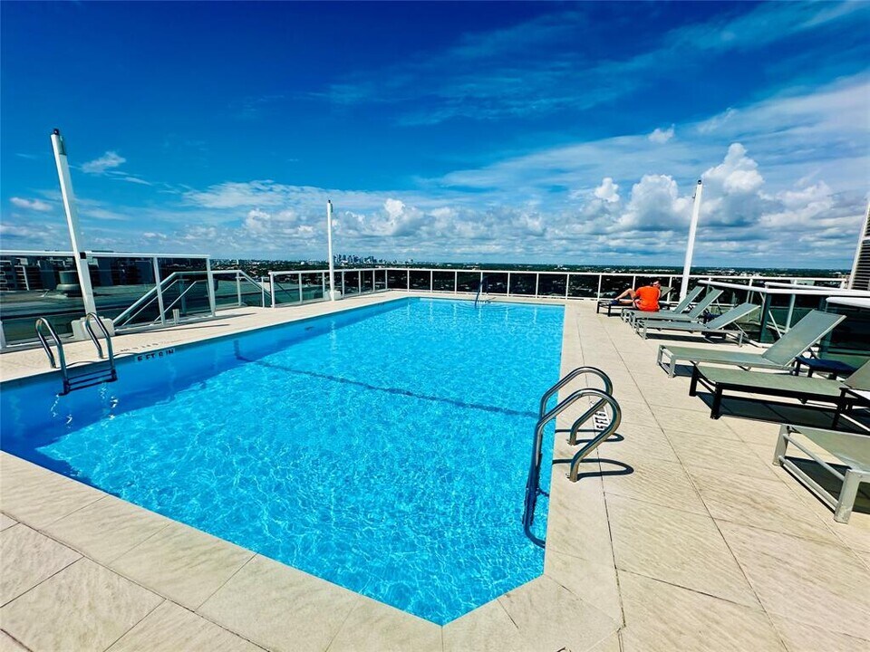 2841 N Ocean Blvd, Unit 201 in Lauderdale-by-the-Sea, FL - Building Photo