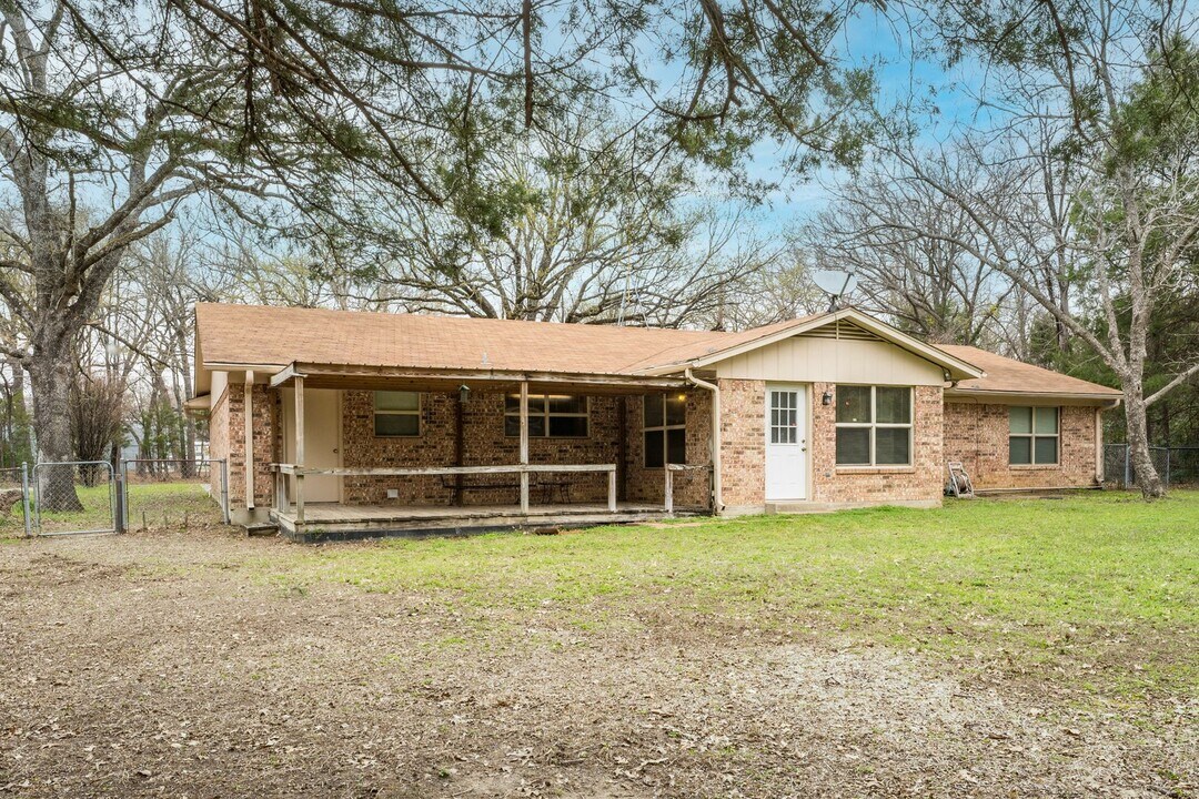 4 Douglas Dr in Mabank, TX - Building Photo