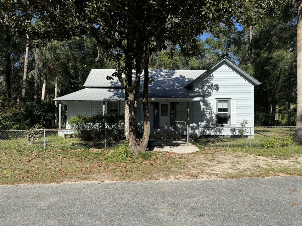 6 Dickson St in Sopchoppy, FL - Building Photo