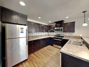 480 Tulip Ave in Woodburn, OR - Building Photo - Building Photo