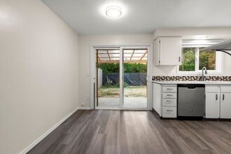 885 SE Lambert Cir in Gresham, OR - Building Photo - Building Photo