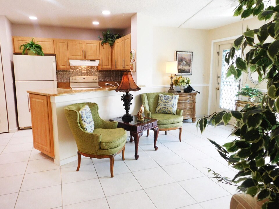 7547 S Oriole Blvd-Unit -201 in Delray Beach, FL - Building Photo