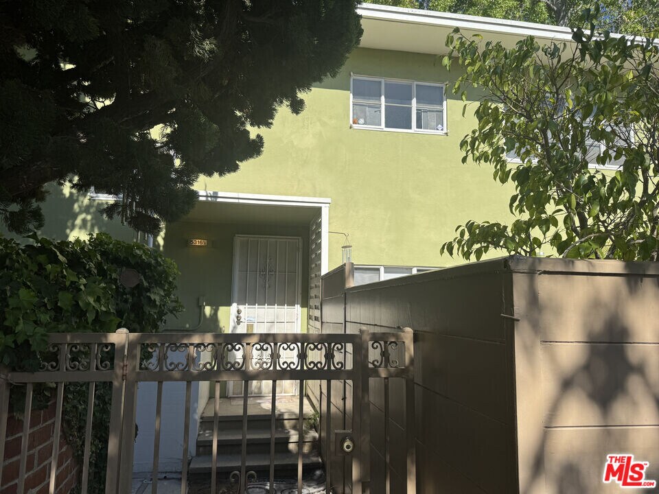 5316 1/2 Village Green in Los Angeles, CA - Building Photo