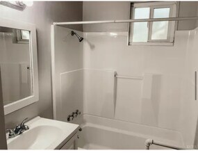 514 N Harris St, Unit 514 in Hanford, CA - Foto de edificio - Building Photo