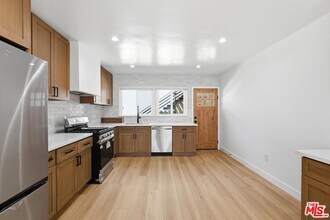 11671 Chandler Blvd in Los Angeles, CA - Building Photo - Building Photo