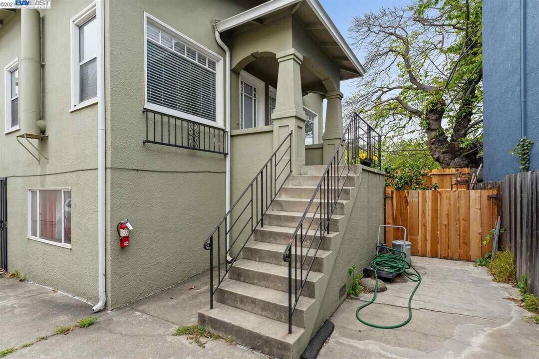 5484 Vicente Way in Oakland, CA - Building Photo