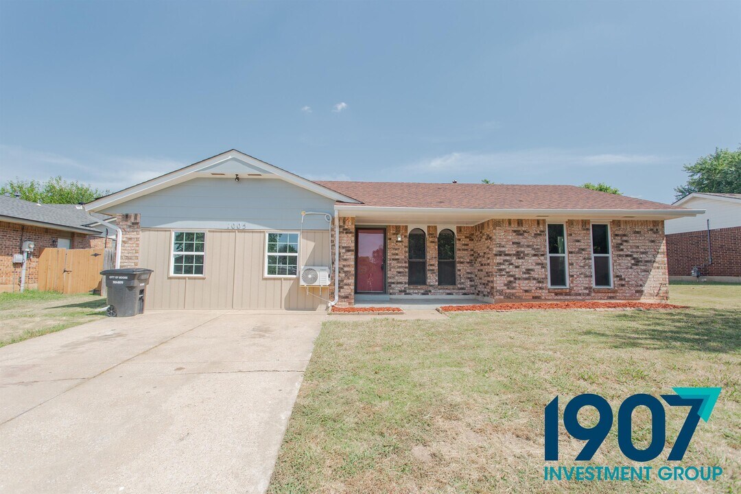 1005 SE 9th St in Moore, OK - Building Photo