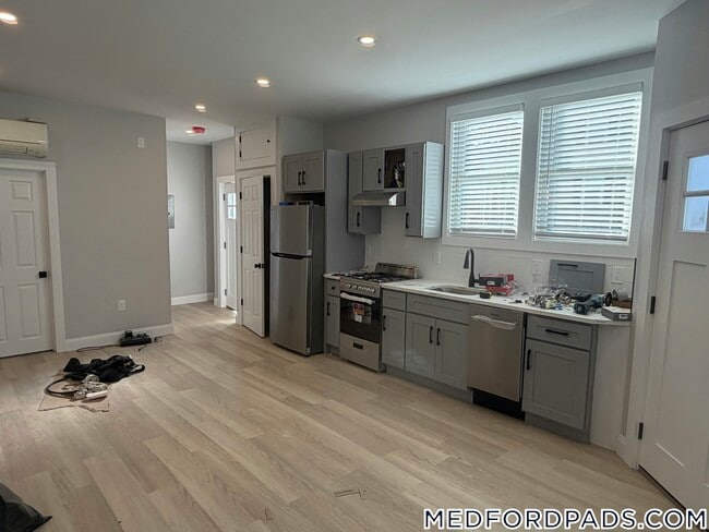 121 Winthrop St in Medford, MA - Building Photo - Building Photo