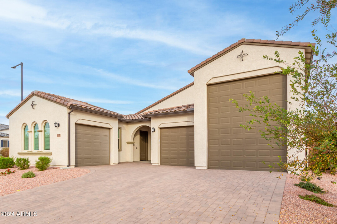 3327 N 197th Ln in Buckeye, AZ - Foto de edificio