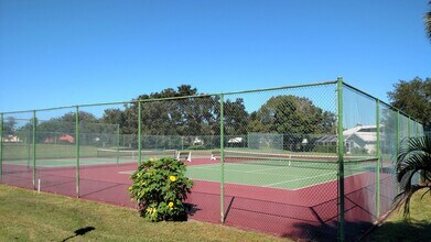 3177 E Village Dr in Venice, FL - Foto de edificio - Building Photo