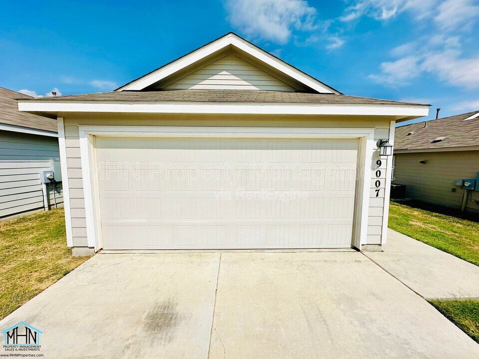 9007 Little Hoss in Converse, TX - Building Photo