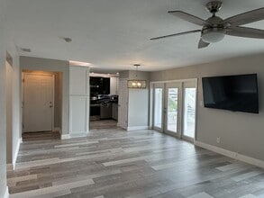 5075 Starfish Dr SE, Unit B in St. Petersburg, FL - Building Photo - Building Photo