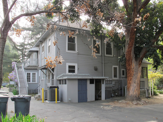 709 N College Ave in Claremont, CA - Foto de edificio - Building Photo