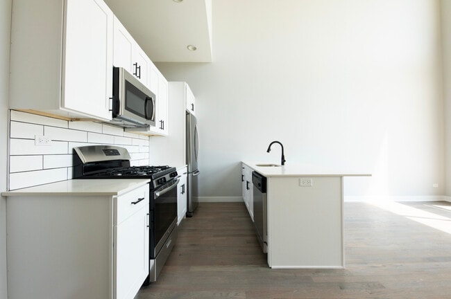1637 W Chicago Ave, Unit 201 in Chicago, IL - Foto de edificio - Building Photo