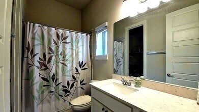 8001 Silhouette St in Austin, TX - Building Photo - Building Photo