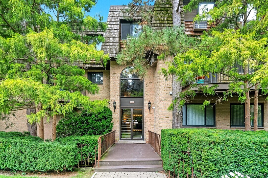 500 Central Park Ave in Scarsdale, NY - Building Photo