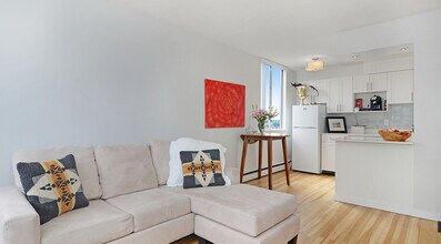 1952 Comox St in Vancouver, BC - Building Photo - Building Photo