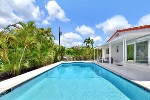 2195 SW 25th Ter in Miami, FL - Building Photo