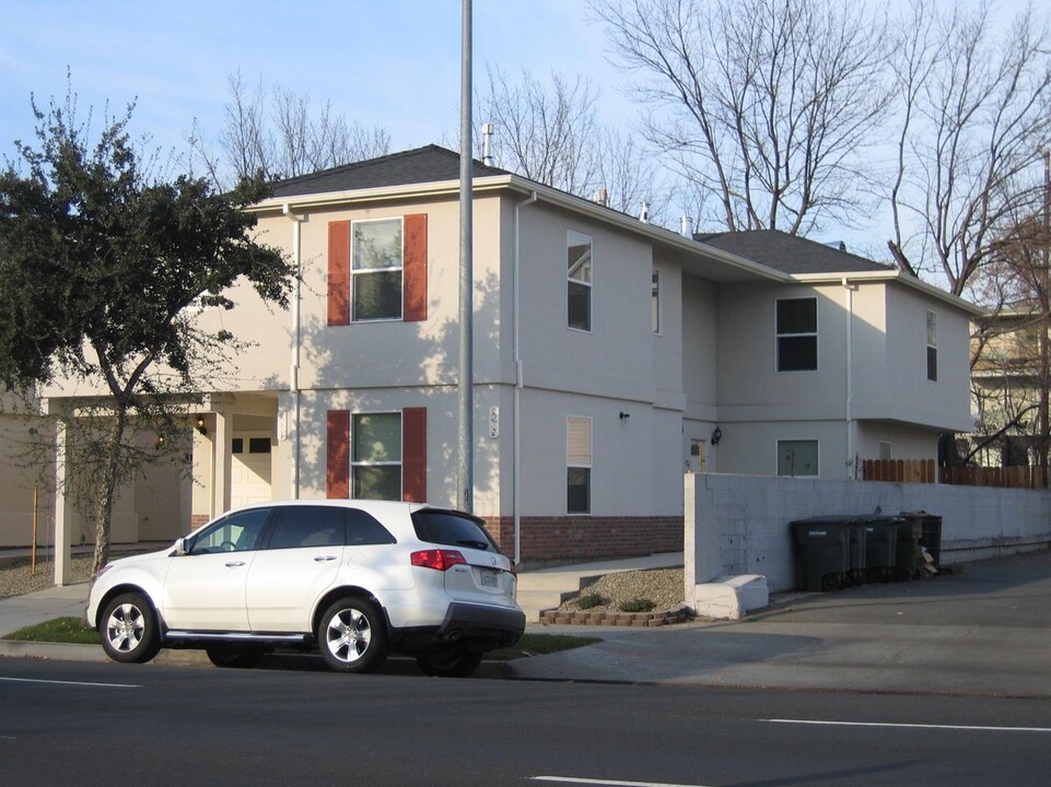 925 W St in Sacramento, CA - Building Photo