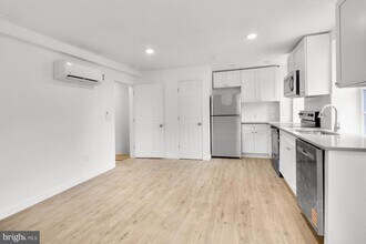 7037 Ridge Ave in Philadelphia, PA - Building Photo - Building Photo