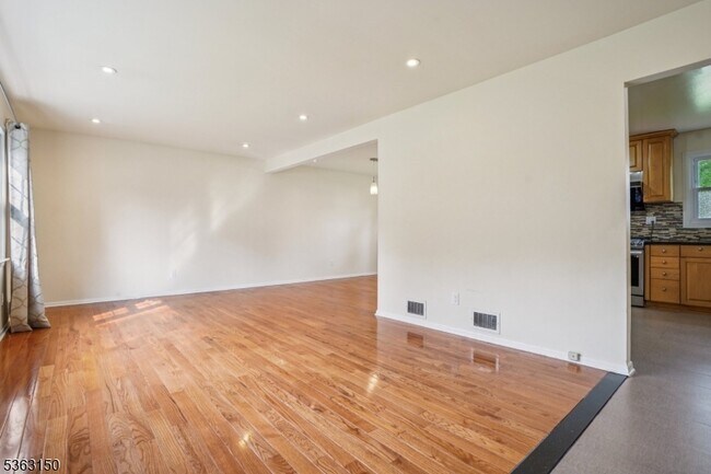 20 Brookside Pl in Livingston, NJ - Building Photo - Building Photo