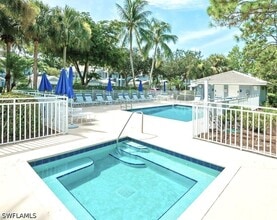 720 Tarpon Cove Dr in Naples, FL - Foto de edificio - Building Photo