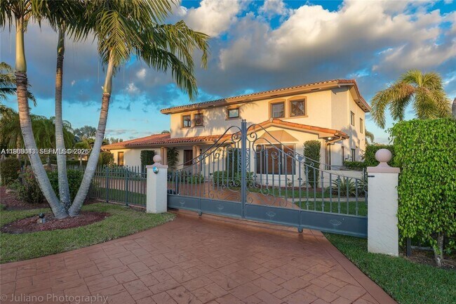 19701 W Oakmont Dr in Hialeah, FL - Building Photo - Building Photo