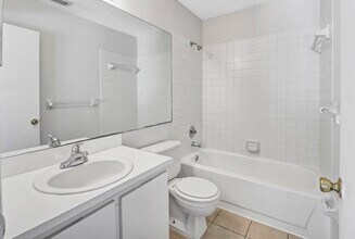 5105 Pier Dr in Greenacres, FL - Foto de edificio - Building Photo