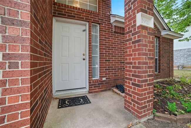 1911 Cedar Bend Dr in Round Rock, TX - Building Photo - Building Photo
