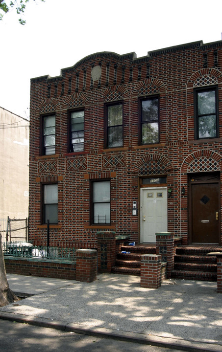 2303 Strauss St in Brooklyn, NY - Foto de edificio