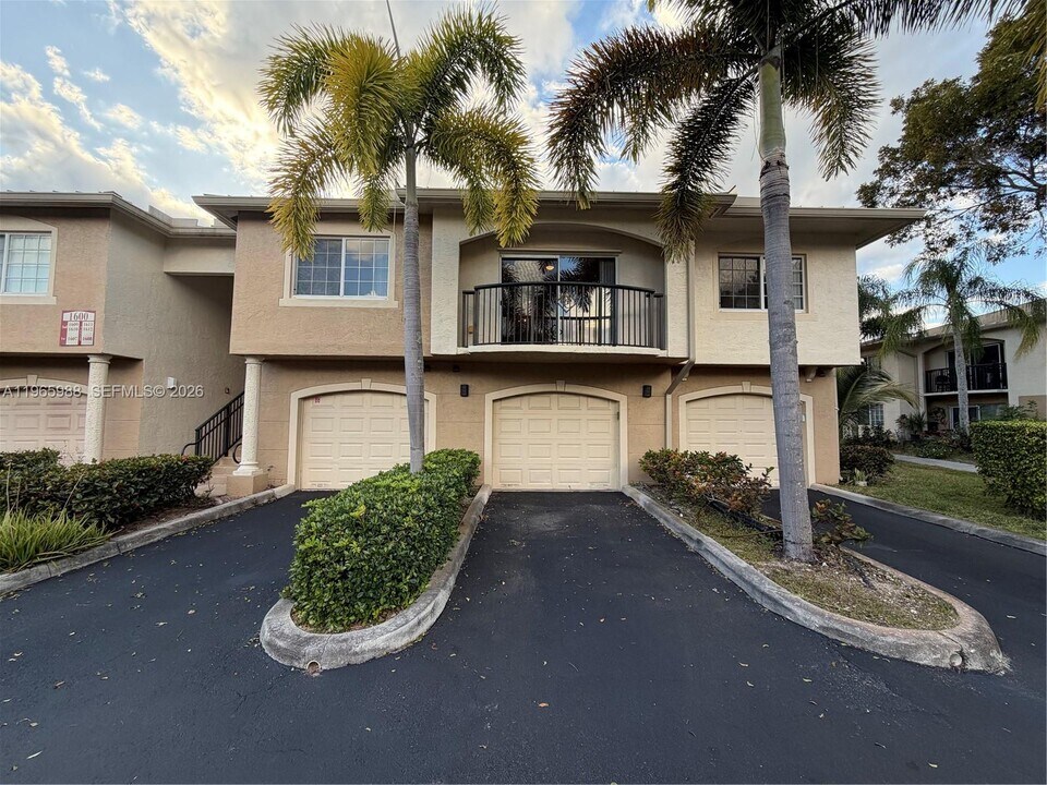 1600 Crestwood Ct S in Royal Palm Beach, FL - Building Photo