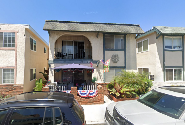 324 E Balboa Blvd, Unit B in Newport Beach, CA - Foto de edificio - Building Photo