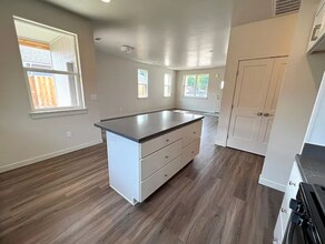 3286 Springbrook Rd in Medford, OR - Building Photo - Building Photo