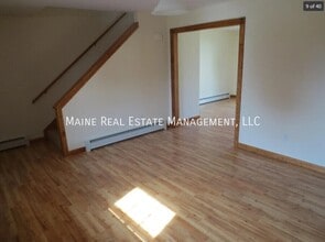 208 Western Ave in Hampden, ME - Foto de edificio - Building Photo