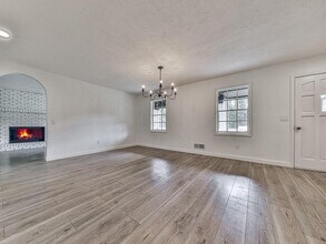 421 Creek Valley Dr in Woodstock, GA - Building Photo - Building Photo