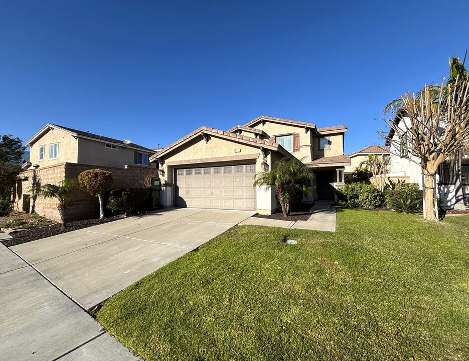 16272 Starfire Ln in Fontana, CA - Building Photo