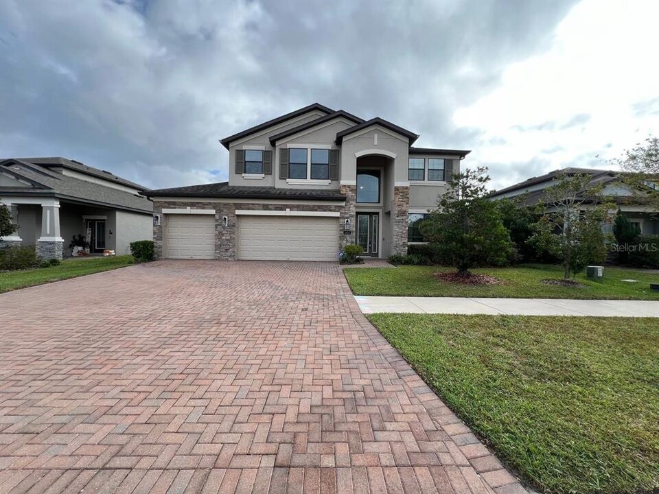 1692 Nature View Dr in Lutz, FL - Foto de edificio