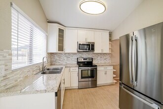 18232 N 30th Pl in Phoenix, AZ - Foto de edificio - Building Photo