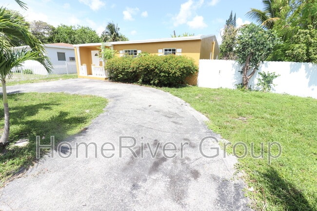 15701 NE 14th Ave in North Miami Beach, FL - Building Photo - Building Photo