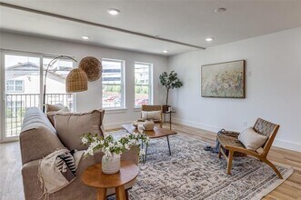 4701 San Jacinto St in Dallas, TX - Foto de edificio - Building Photo