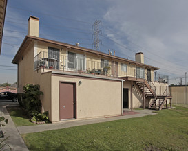 1811 W Crestwood Ln in Anaheim, CA - Building Photo - Building Photo