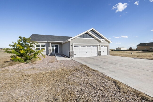 1086 N Purcell Blvd in Pueblo West, CO - Building Photo - Building Photo