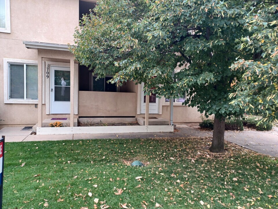 1713 Woodburn St in Colorado Springs, CO - Building Photo