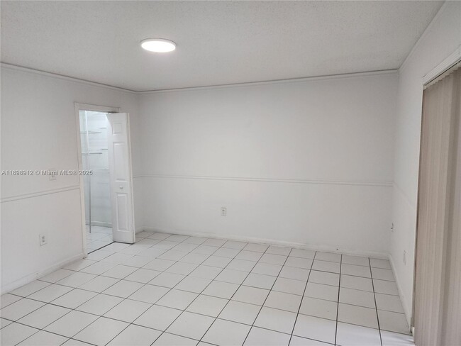 10879 NW 7th St in Miami, FL - Building Photo - Building Photo