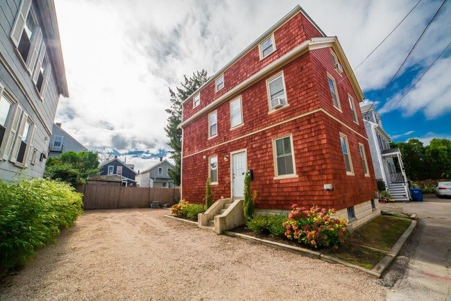 3 Sharon Ct in Newport, RI - Building Photo - Building Photo