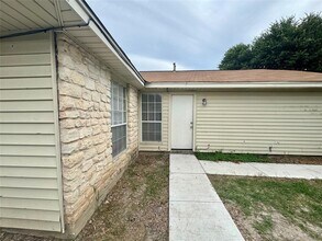 1510 S Medina St in Lockhart, TX - Building Photo - Building Photo